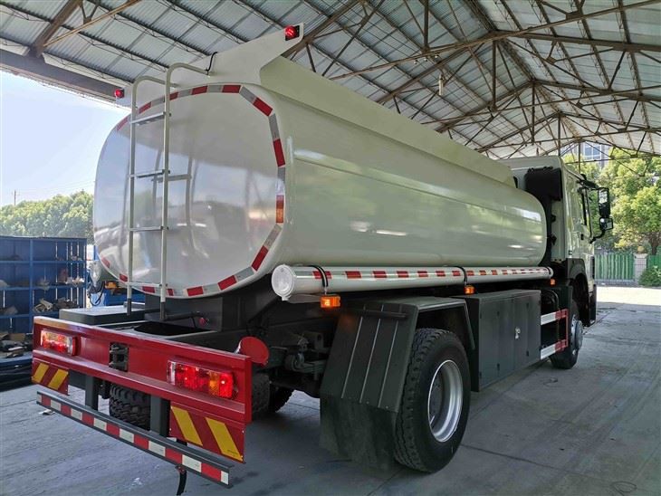 New Sinotruk HOWO 4x2 Fuel Tanker Oil Truck 4x2 Oil Filling Tank Trucks