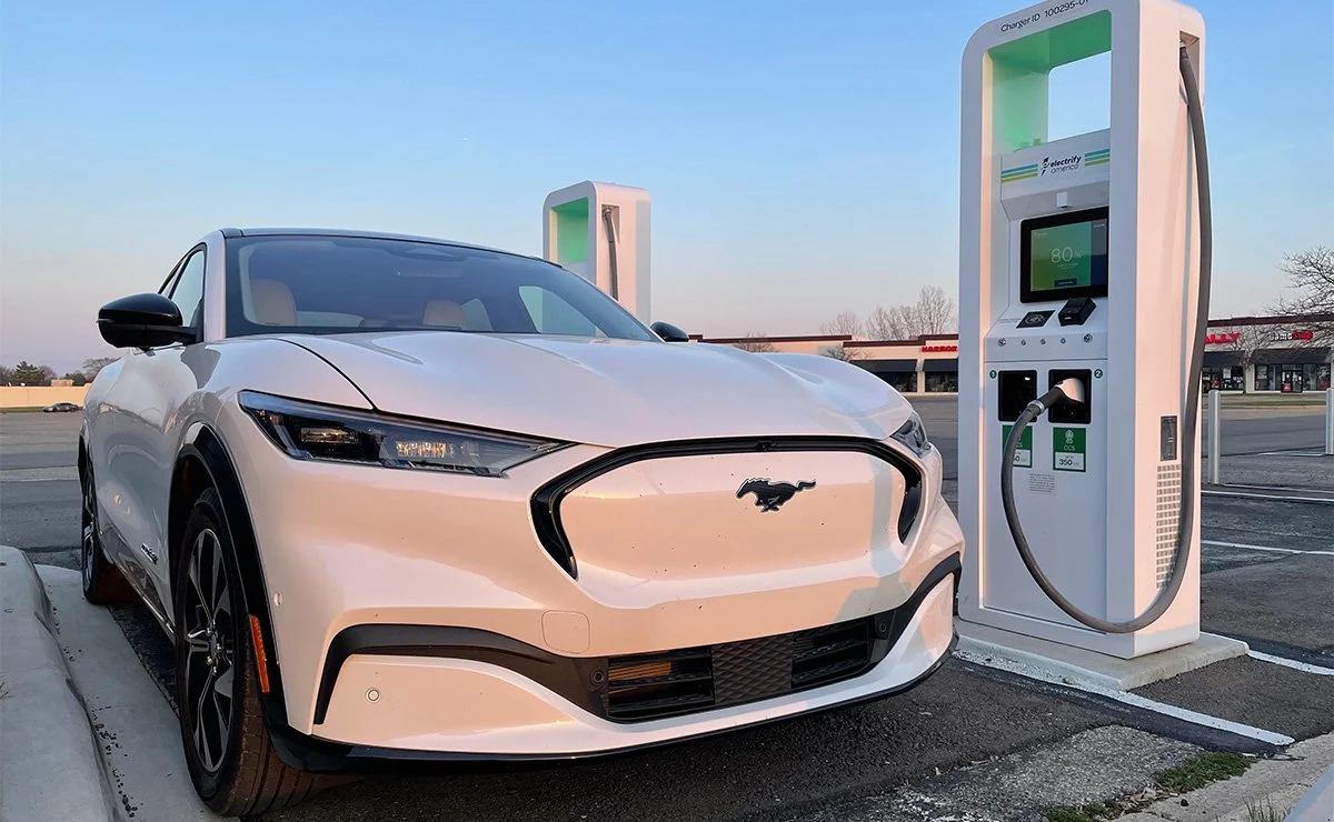 Tesla лидирует на фоне падения числа регистраций электромобилей в США на 25% ...